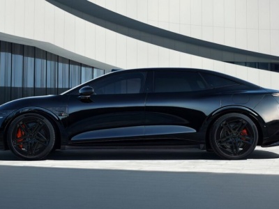 Stary Zeekr 7GT / Zeekr 007 zadebiutował w Europie, a w Chinach na rynek zaraz trafi nowsza wersja z instalacją 900 V