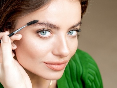 Porzuć laminację. Wcieraj ten sok w brwi, a będą gęste jak żywopłot