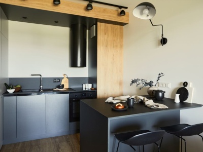 Jak oddzielić kuchnię od salonu? Cztery metody i sprawdzone rozwiązania na kuchnie każdych rozmiarów