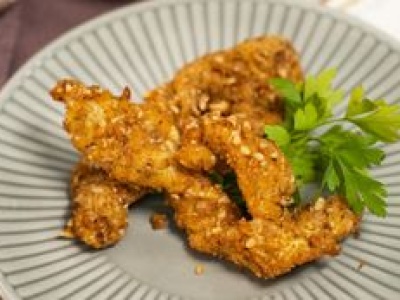 Zamiast faworków na słodko, robię wersję z indykiem. Panierka to prawdziwy sztos