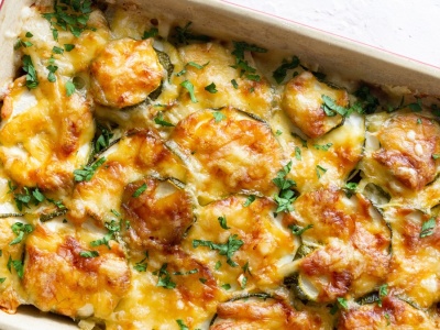 Smak kiełbasek i witaminy z warzyw. Zapiekanka Karoliny Stolarskiej-Bigos robi się sama