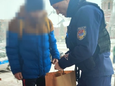 Policjanci zauważyli mężczyznę przeszukującego śmietnik. Zrobili mu zakupy, brawo panowie!