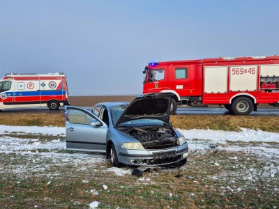 Dachowanie samochodu na DW 936 w Owsiszczach. Dwie osoby trafiły do szpitala