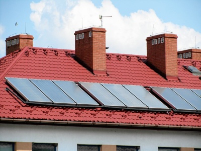 Czy fotowoltaika uszkadza dach? Sprawdź, jak panele wpływają na jego konstrukcję