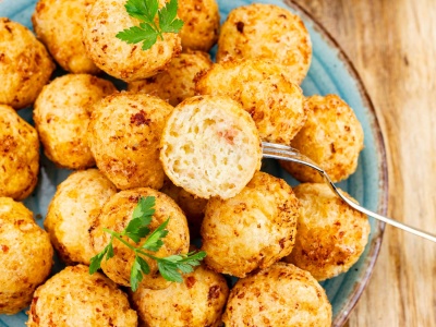 Mini pączki z szynką i serem