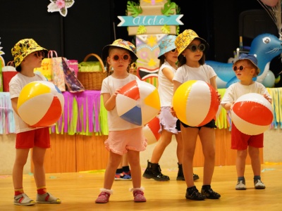 Dzieci ze szkoły w Lutyni Dolnej przeniosły się na słoneczne Hawaje