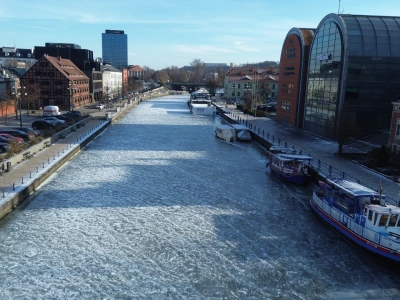 Mróz całkowicie uziemił żeglugę na Brdzie, ale może to cieszyć oko