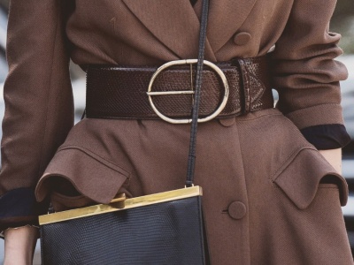 Ten jeden dodatek potrafi całkowicie odmienić zimową stylizację. Wiele osób ma go w szafie