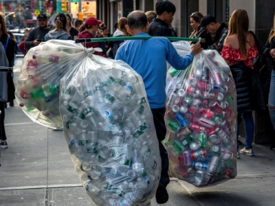 Recyklingowy rekordzista świata zarobił ponad 200 tys. zł. Ile butelek i puszek zebrał?