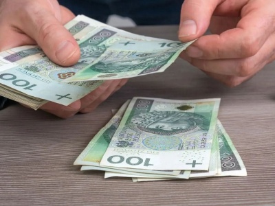 Spóźniona pensja może kosztować pracodawcę znacznie więcej. Każdy pracownik powinien to wiedzieć