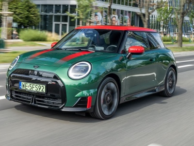 Elektryk średnio droższy o 60 tys. zł. Nowy raport pokazuje prawdziwe różnice cenowe.