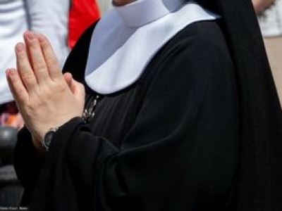 Była zakonnica oskarżyła nieżyjącego biskupa. Jest reakcja z Kościoła
