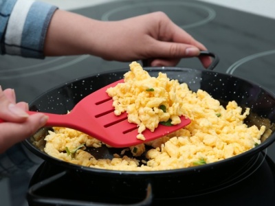 Odkąd odkryłam azjatycką jajecznicę, robię ją kilka razy w tygodniu. Zachwyca smakiem