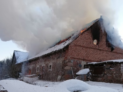 Duży budynek gospodarczy w ogniu. Strażacy o świcie walczyli z żywiołem