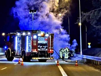 Zielona Góra. Pożar samochodu na S3 (FILM, ZDJĘCIE CZYTELNIKA)