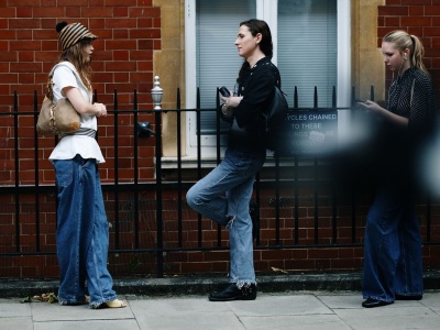 To najbardziej nieoczywiste jeansy na wiosnę 2026. Dostępne są w popularnych sieciówkach od 149 do 334 zł