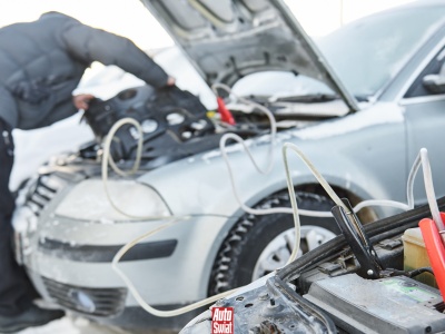 Zimą nawet akumulator może zamarznąć. Oto, co warto zrobić, aby przeżył takie mrozy