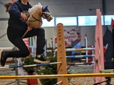 Niezwykłe hobby – zawody w skokach na koniu na kiju