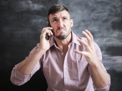 Sąsiad słyszy kroki przez ścianę i dzwoni na 997. Za takie działania może zapłacić 1500 zł grzywny