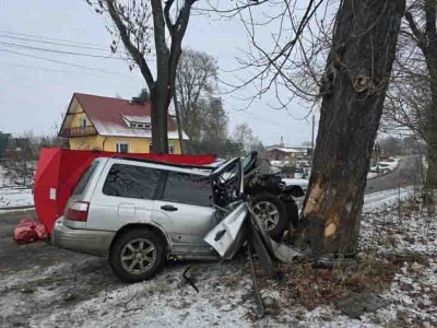Śmiertelny wypadek. Czołówka z drzewem, ofiara bez prawa jazdy (ZDJĘCIA)