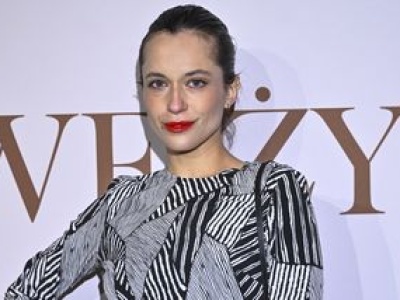 Czerwone kozaki i geometryczna sukienka. Hamkało na premierze