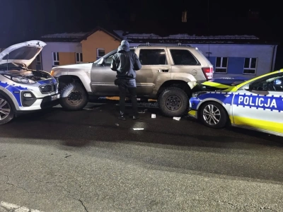 Uciekając policji, staranował radiowozy. Nietrzeźwy kierowca Jeepa zatrzymany po pościgu