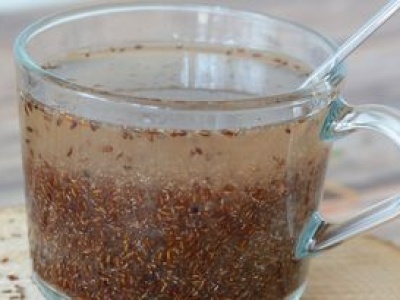 Zalewam wodą i piję 3 razy dziennie. Oczyszcza jelita lepiej niż siemię lniane