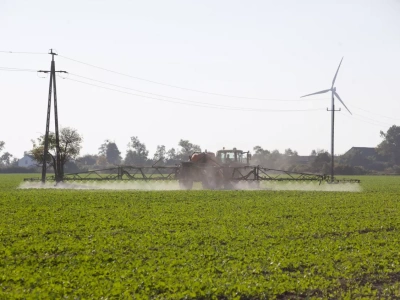 Słupy na polu? Rolnicy mogą żądać pieniędzy nawet lata wstecz