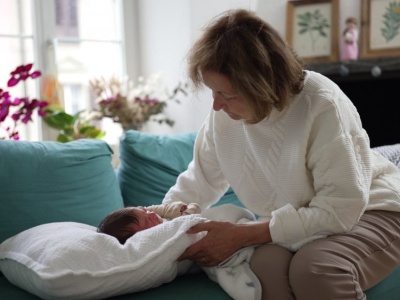 Twoja mama naprawdę kocha wnuki bardziej niż ciebie. I jest na to naukowe wyjaśnienie