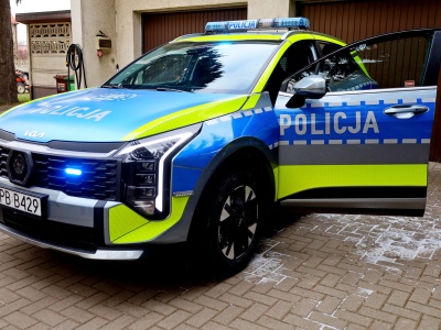 Żarowscy policjanci z nowym radiowozem