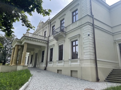 Sobota ze zwiedzaniem muzealnych zakamarków w Pałacu Wielopolskich w Częstocicach