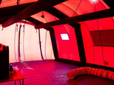 W tych namiotach w Radomiu można schronić się przed mrozem. Czeka ciepła herbata