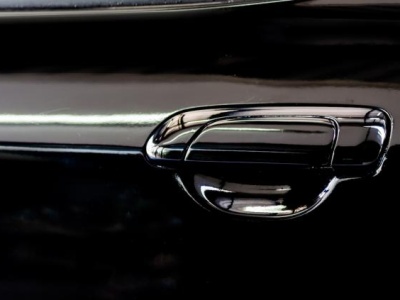 Koniec ery gładkich drzwi? Chiny oficjalnie zakazują chowanych klamek