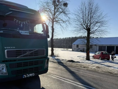 Uderzyła osobówką w cysternę. Groźne zdarzenie koło Ciechanowa
