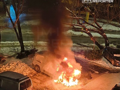 Pożar pojazdu na Woli. Auto spłonęło doszczętnie