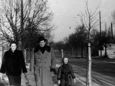 Dachy tych budynków niewiele wystawały nad ulicę. Co to za miejsce?