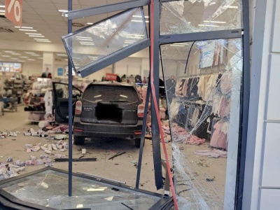 Banino. Pomyliła pedały i wjechała do sklepu