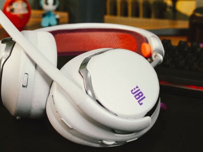 JBL wchodzi w wagę ciężką. Quantum 950 Wireless mają wymienną baterię i stację bazową z bajerami