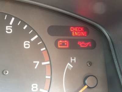 Zapaliła się kontrolka check engine? Jeden prosty trik i może zgasnąć