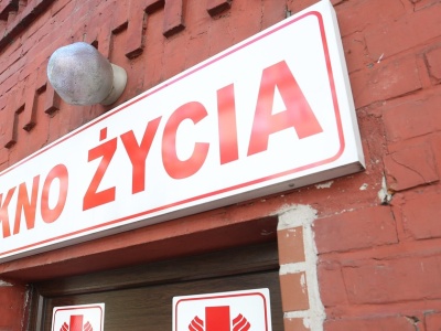 Ktoś zostawił niemowlę w oknie życia w Ostrzeszowie. Chłopczyk od razu trafił do szpitala