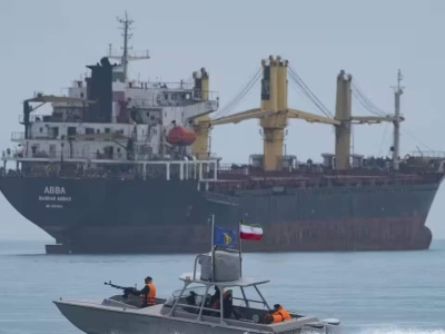 Incydenty na morzu, ale ropa z cieśniny Ormuz pod ciśnieniem. Czy USA mimowolnie ratują gospodarczo Iran?