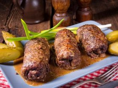 Przygotowuję dzień wcześniej. Takie mięso doskonale przechodzi przyprawami i jest tak miękkie, że wystarczy tylko widelec