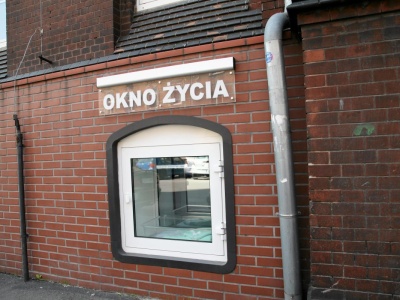 Dziecko w oknie życia. Policja ujawnia, w jakim jest stanie