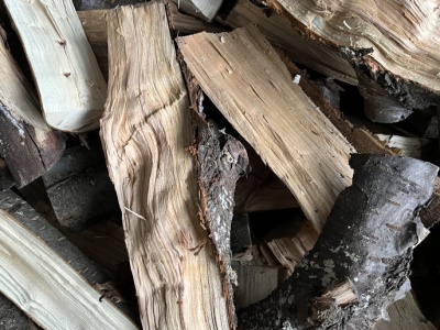 Palenie tym drewnem może kosztować nawet 5 tys. zł. Przepisy są jasne