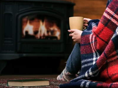 Szyba kominka czernieje w kilka dni? Nikt nie używa tego drewna, a nie brudzi