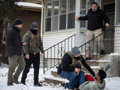 Gubernator Minnesoty żąda informacji o dzieciach zatrzymanych przez służby imigracyjne. „Codziennie odbieram telefony od rodziców, nauczycieli i rodzin, którzy boją się uzbrojonych mężczyzn w maskach”