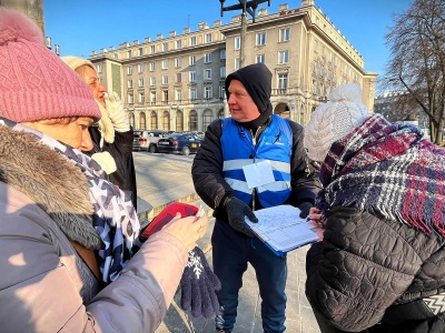 Mróz, deszcz, kolejki. Kubiczek stał się ikoną protestu i bije rekord podpisów pod referendum