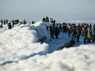 „Kryształy” i zamarznięte molo nad Bałtykiem. Zobacz je, nim odpuści mróz
