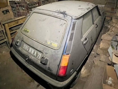 Ten maluch 43 lata gnił w garażu. Ma ciągle naklejane tablice