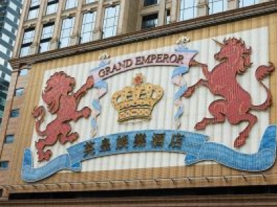 Hotel Grand Emperor w Makau zrywa podłogę w holu, aby sprzedać sztabki złota